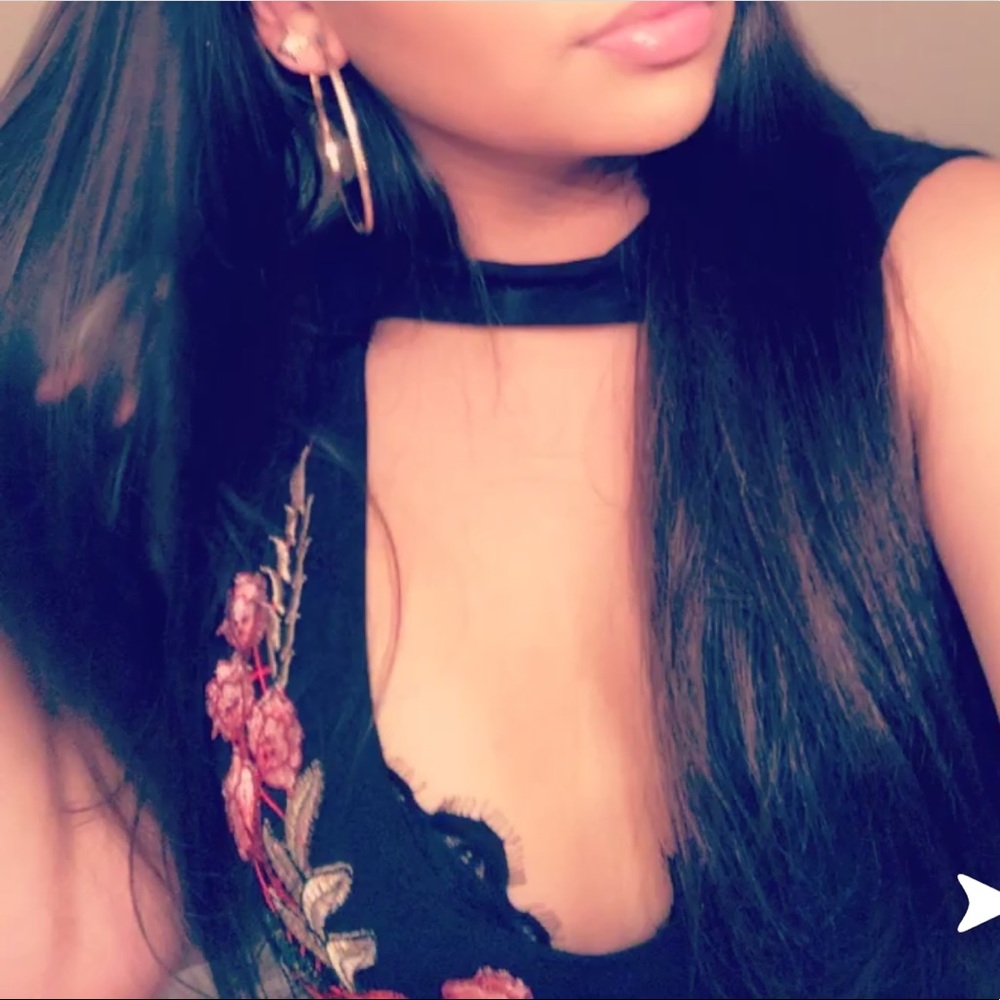 Halter neck embroidered bodysuit 🌹